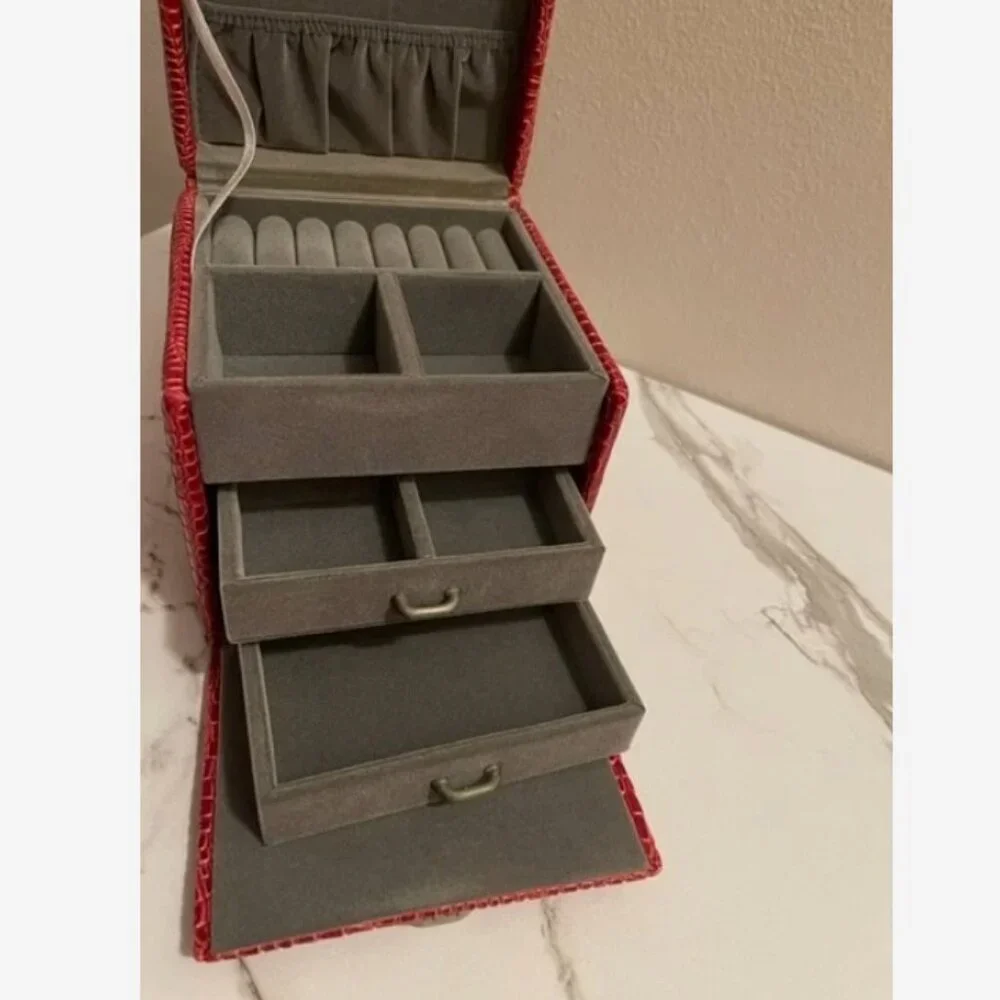 Dillard’s Vintage Y2K Red Cubed Jewelry Box NWOT – Hard to Find Collectible - Picture 4 of 5